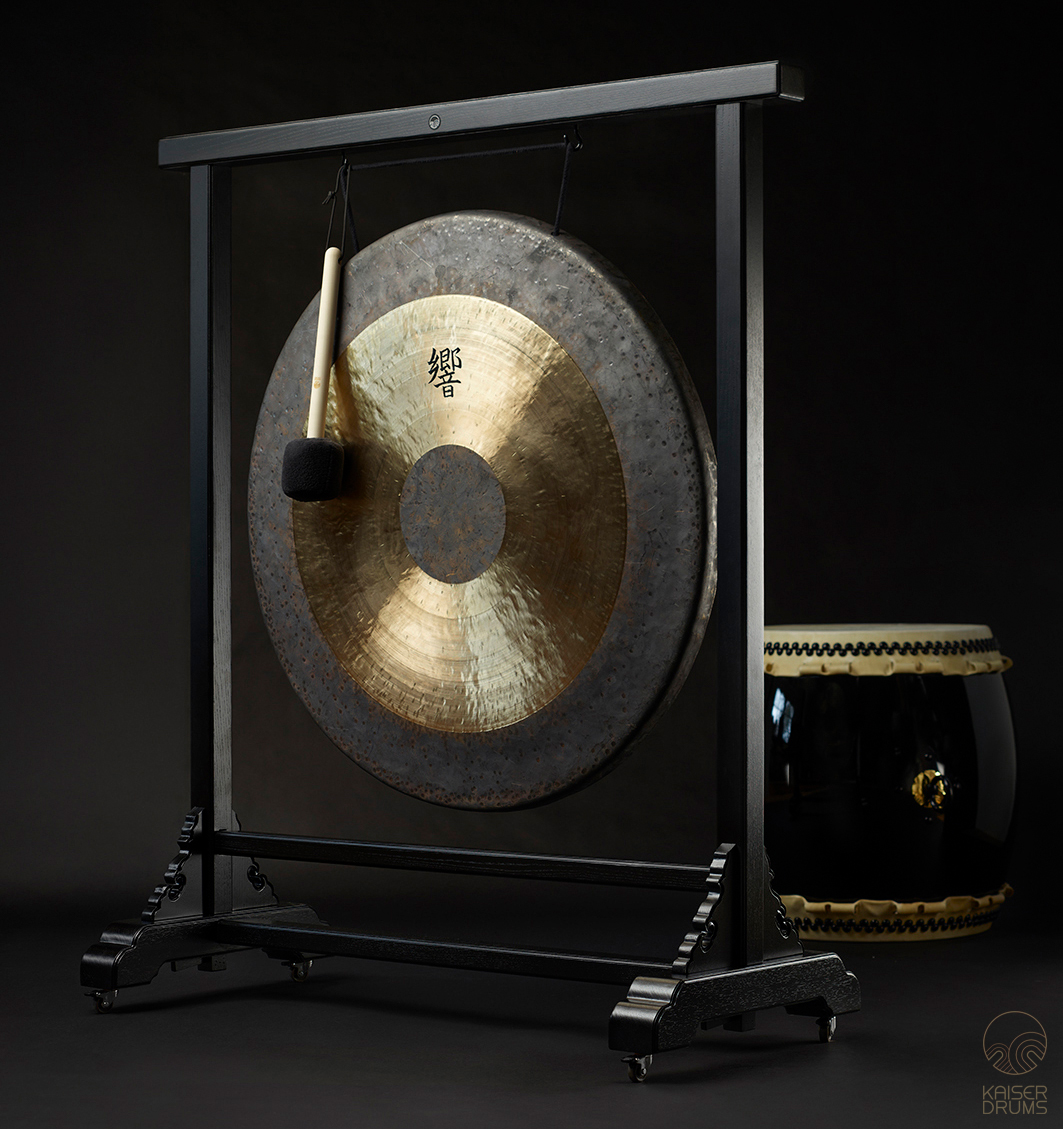 Premium TAM TAM GONG 95cm  with  Premium Gong-STAND  &  black Nagado drum  (1.595 / 995 / 999)